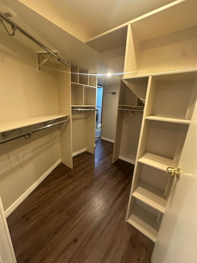 Building Photo - GET $500 OFF THE FIRST MONTHS RENT!!!!