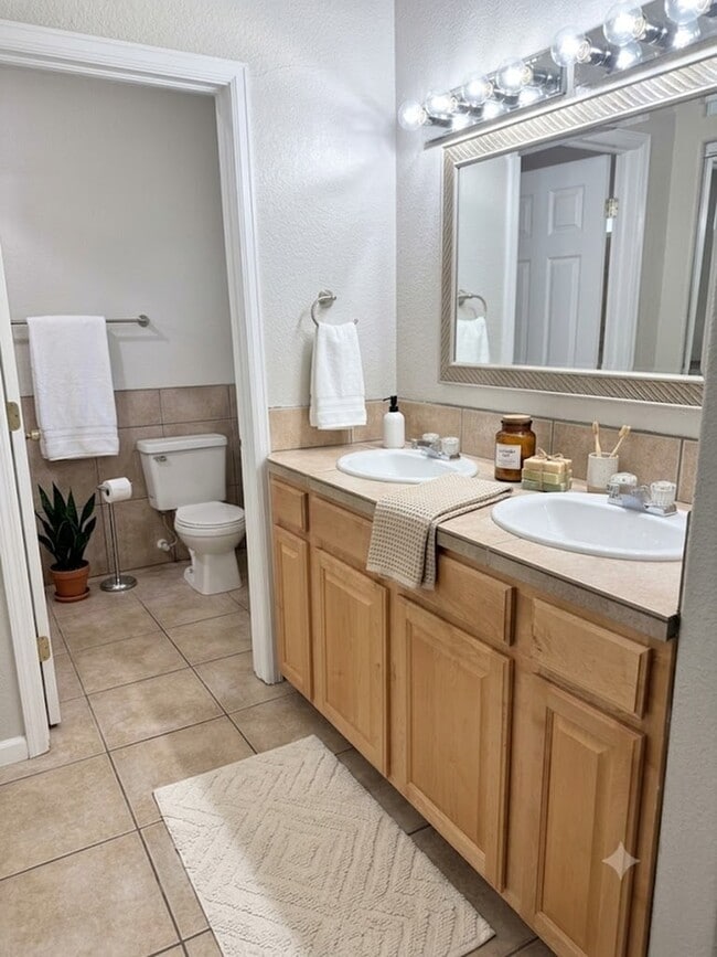 staged bath 2 table mountain townhomes - Table Mountain Townhomes
