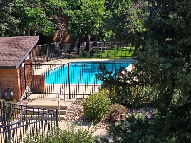 Building Photo - Beautifully Renovated, Top Floor, 2 Bedroom 2 Bath East Boulder Condo for Rent!