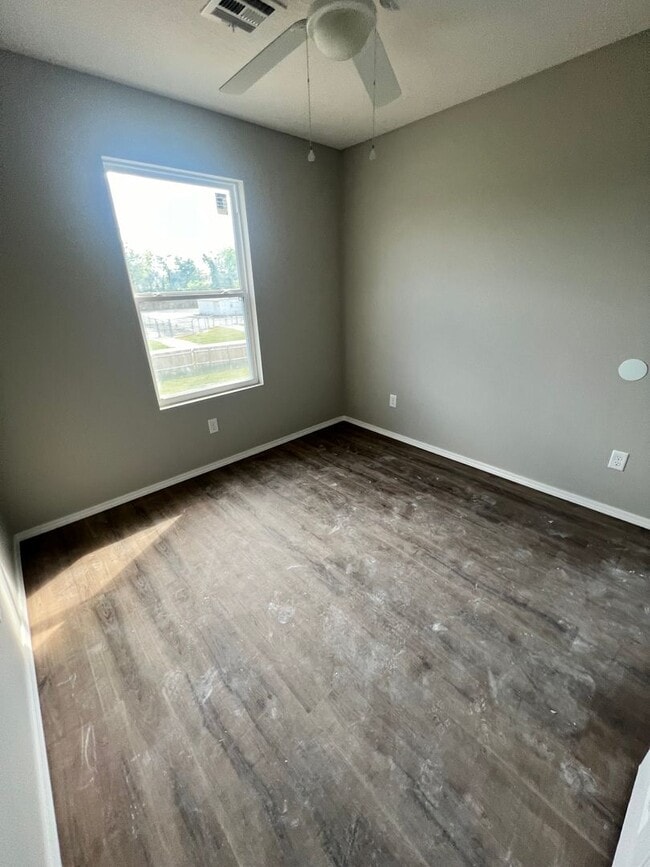 Building Photo - 690 E Garfield St