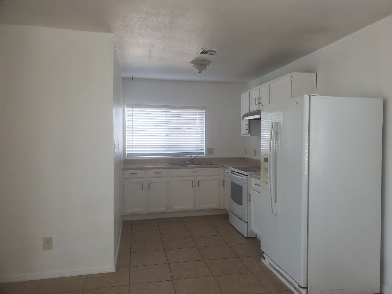 Building Photo - 2504 E Mobile Ln