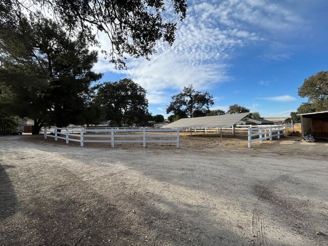 Building Photo - Country Property - ALL UTILITIES INCLUDED