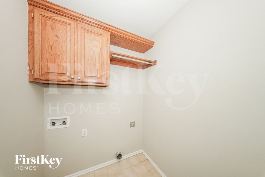 Building Photo - 12533 Youngs Pl