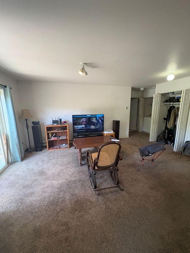 Building Photo - Classic 3 Bedroom 2 Bath Home with Attache...
