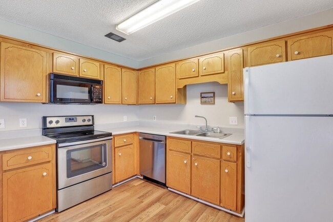 Building Photo - AVAILABLE EARLY OCTOBER [DOG FRIENDLY]