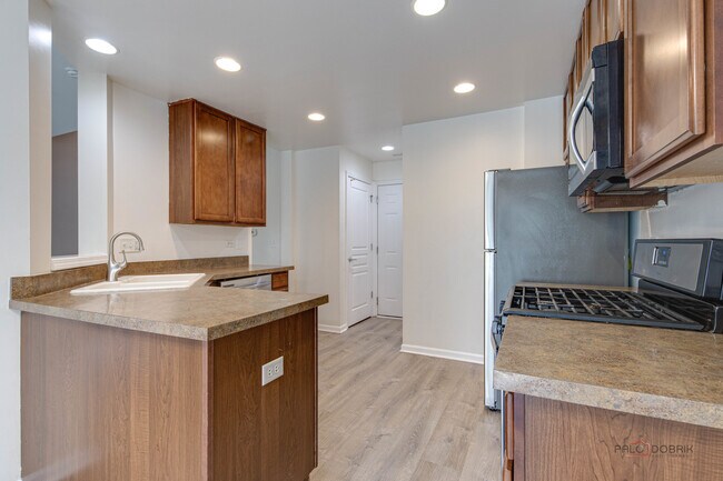 Building Photo - 347 Devoe Dr