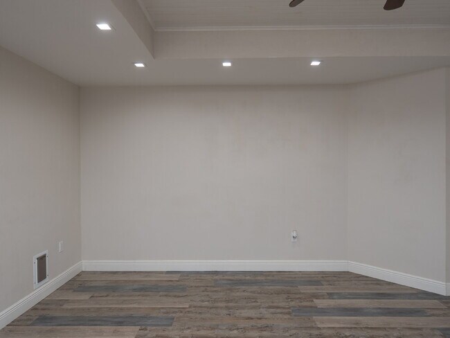 Building Photo - 3525 Riviera Dr