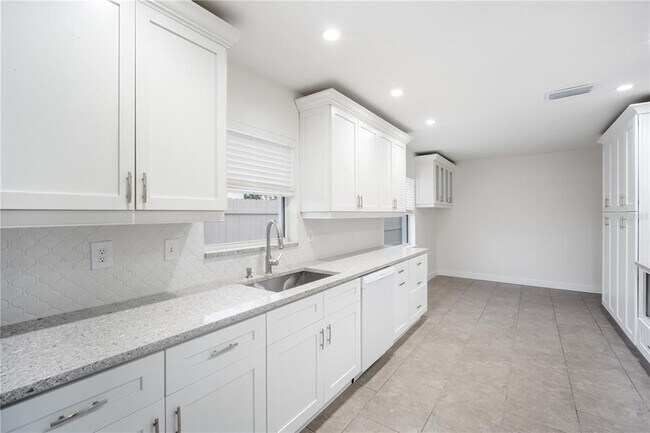 Building Photo - 10237 Tarpon Dr