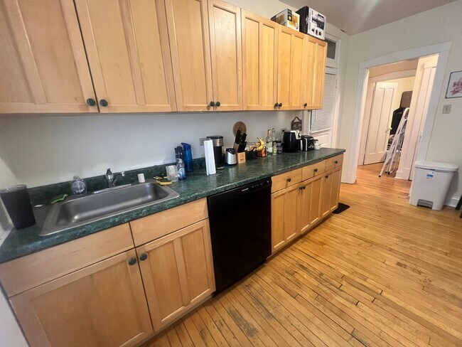 Building Photo - Lovely and Very Large Ravenswood Manor 1 BR