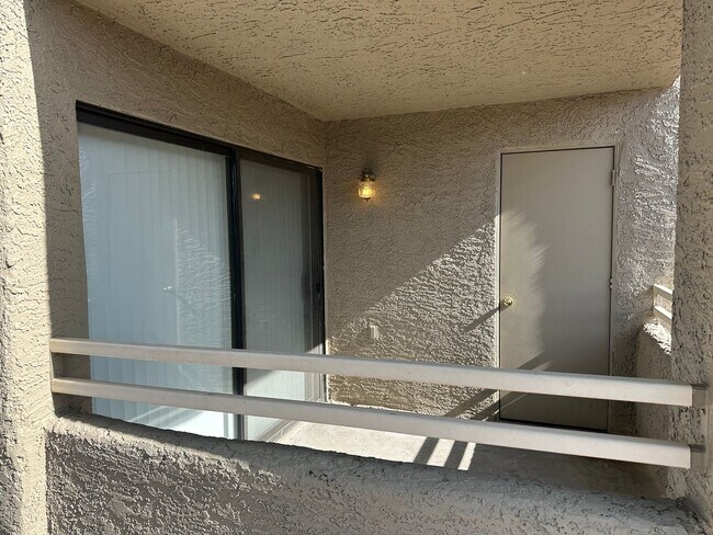 Building Photo - SW!! 2 Bedroom Condo!! 1st Floor!! Newly r...