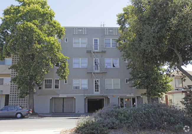 Building Photo - University Ave Apartments