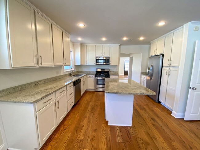 Building Photo - 3 bed, 2 bath in High Point Terrace with g...