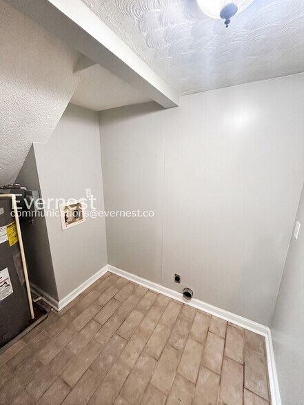 Building Photo - 811 Glade View Ct