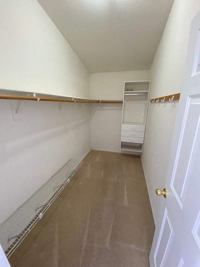 Building Photo - 4 bed/3 bath home located in Henderson