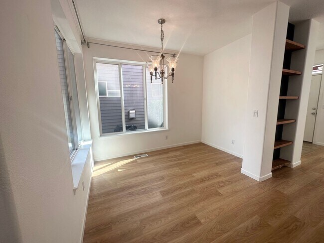 Building Photo - 3 Bedroom Beaverton Home with A/C!