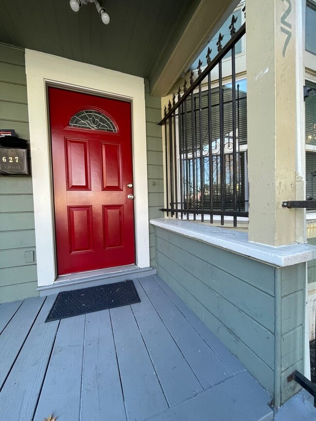 Building Photo - Large Lower Unit - 627 W Grand Ave