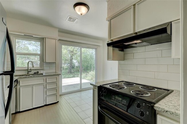 Building Photo - 113 E 12th St