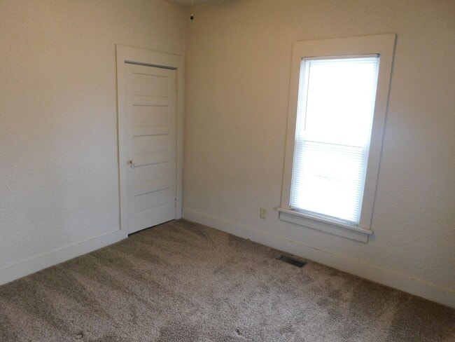 Building Photo - 2 bedroom/1 bath house located on a large ...
