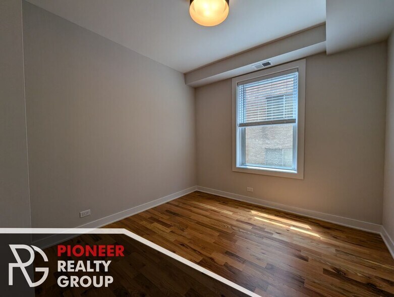 Building Photo - 656 W Wrightwood Ave