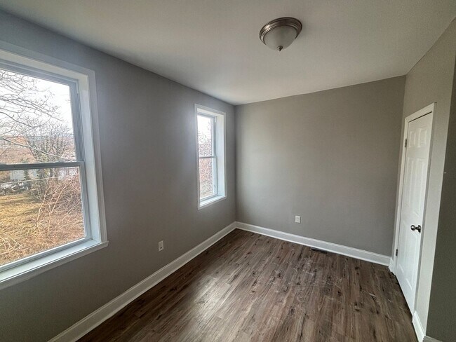 Building Photo - 3 Bedroom 2 Bathroom Townhome Available in 21216