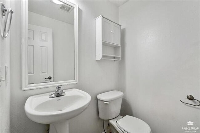Building Photo - Charming Townhome, Prime Location, Cozy Li...