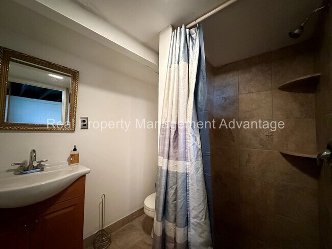 Building Photo - Mid-Century 3 Bed/2 Bath Ranch Near Downto...
