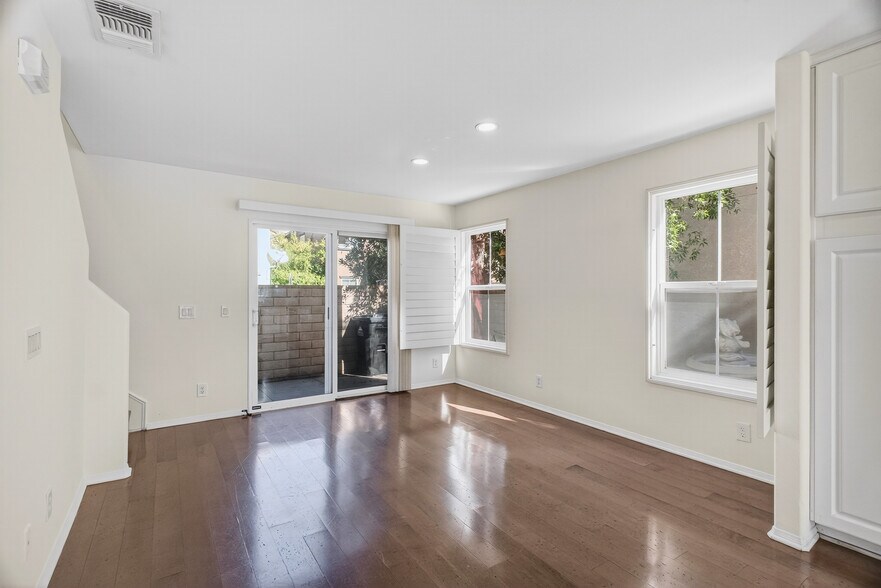 Building Photo - 1757 E Flora St