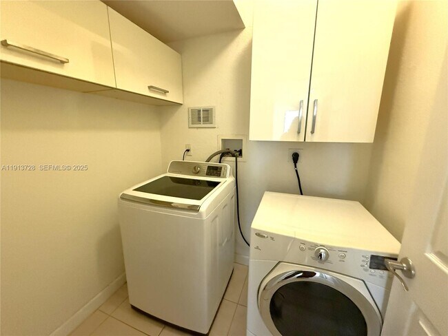 Building Photo - 10802 NW 84th Ln