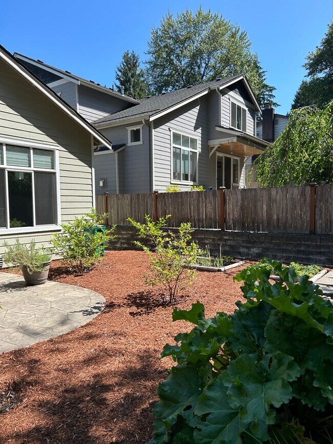 Building Photo - Newer Duvall 5 Bedroom 3 Bath Luxury Home