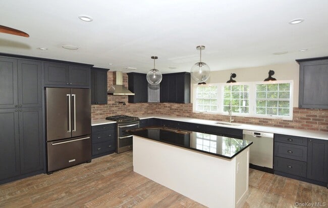 Building Photo - 13 Flower Hill Pl