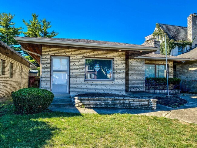 Building Photo - Remodeled Westgate Home with Attached Prof...