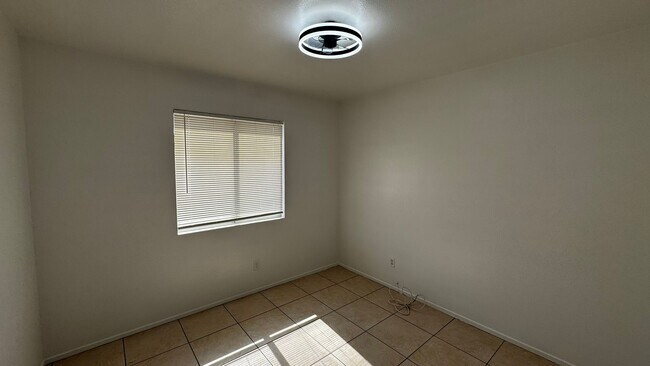 Building Photo - Pool & Spa plus 4 bedrooms