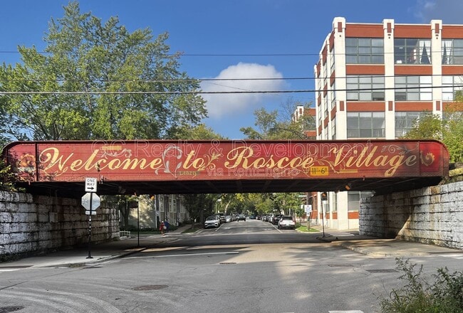 Building Photo - 1756 W Roscoe St