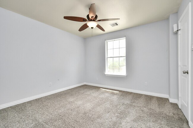 Building Photo - 10022 Raymondville Rd