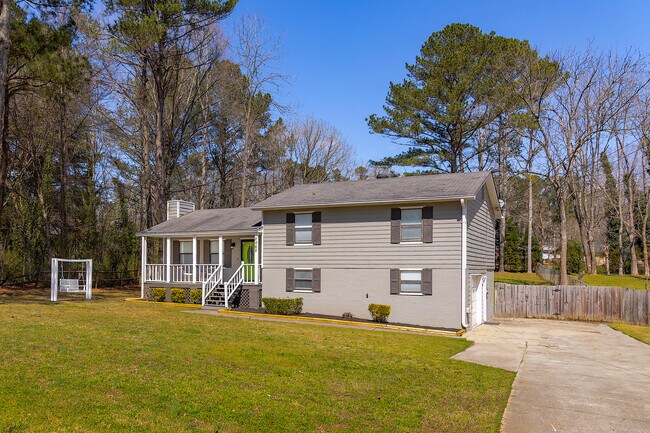 Building Photo - 2062 Woodbine Cir