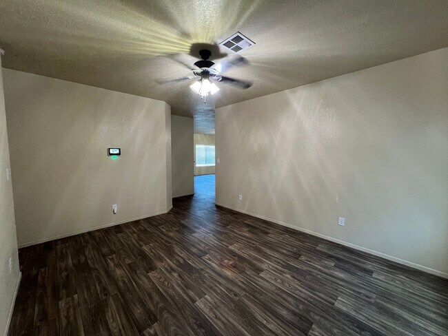 Building Photo - 4 BEDROOM HOME!