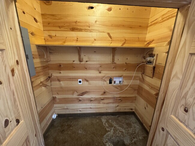 Building Photo - 2 bed 2 bath fourplex. Stained concrete fl...