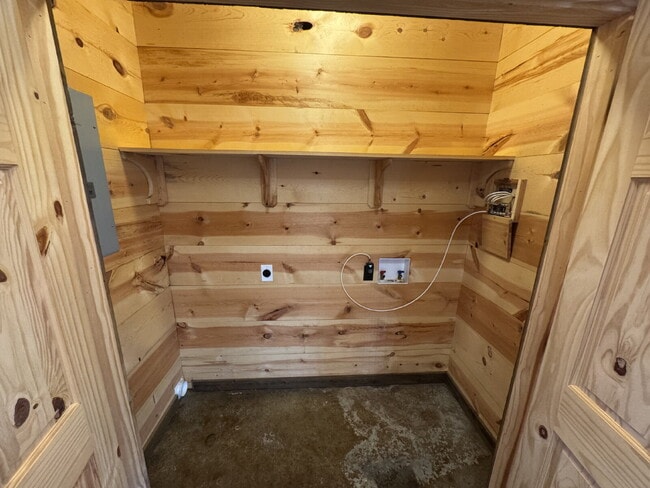 Building Photo - 2 bed 2 bath fourplex. Stained concrete floors. Washer & Dryer hookups in unit.