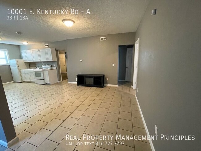 Building Photo - Spacious, Single-Level Townhouse Stunner!