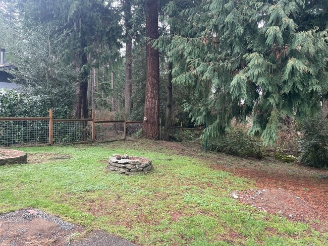 Building Photo - Spacious Clinton Home with New Upgrades!