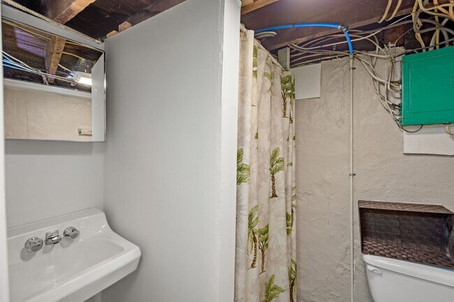 Building Photo - AVAILABLE AUGUST 1ST!! BEAUTIFUL 3 BEDROOM...