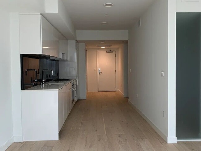 Building Photo - "Charming Urban Oasis: Spacious 1-Bedroom Retreat in the Heart of San Francisco!"