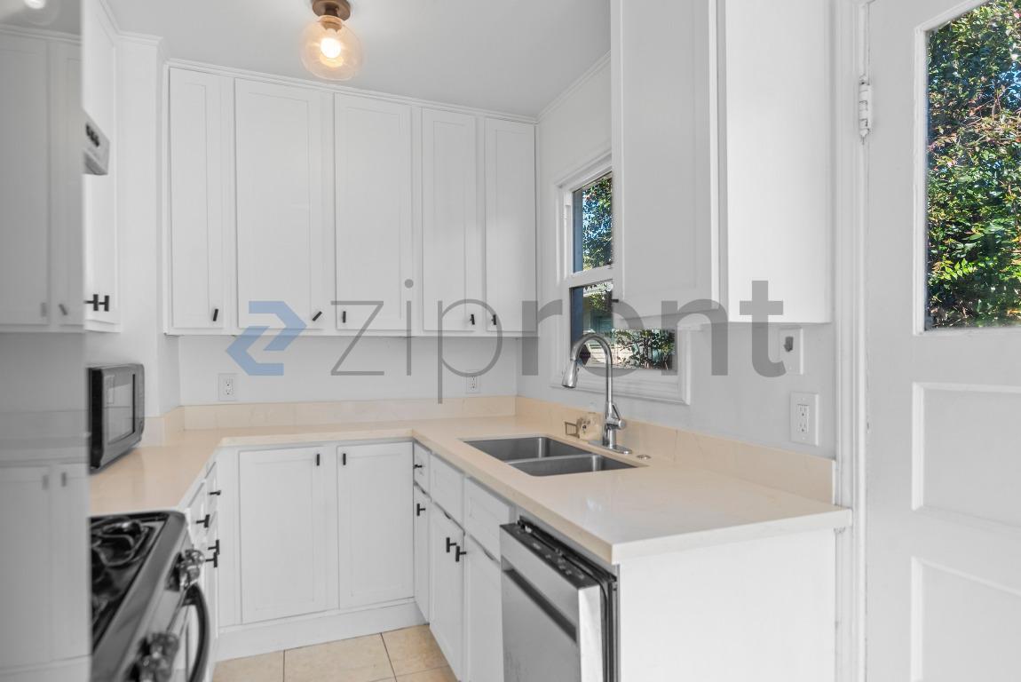 Building Photo - 5914 Mauritania Ave