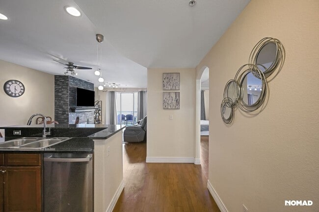 Building Photo - Charming 1.5BR Condo in Englewood