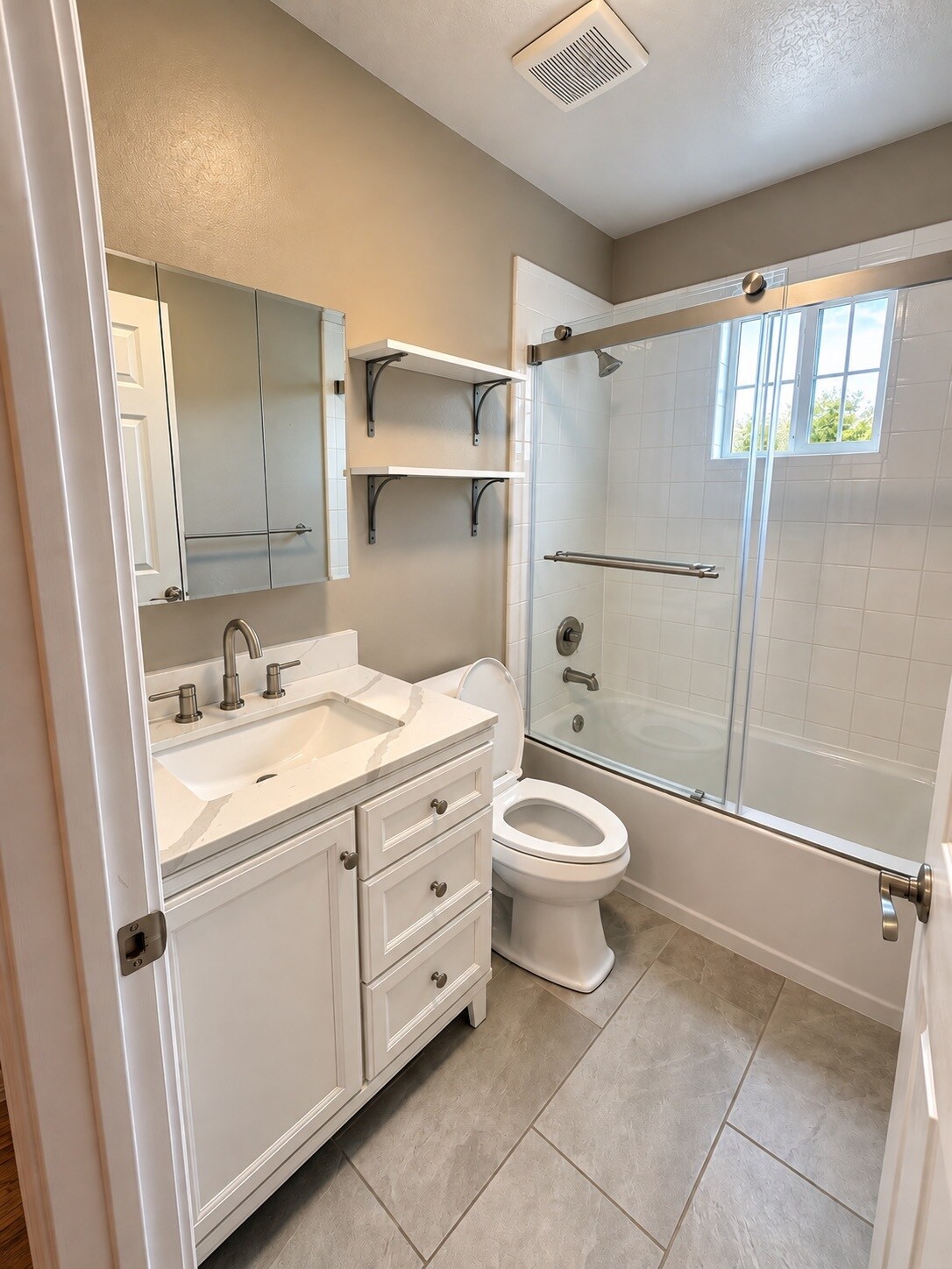 Building Photo - 305 N Appleview Dr