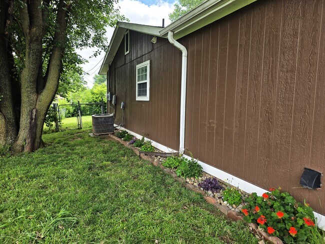 Building Photo - 324 Palomino Ln