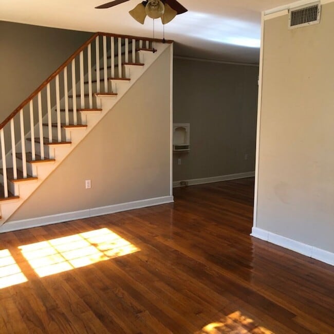 Building Photo - Great location in Garden District seconds from Downtown and LSU.