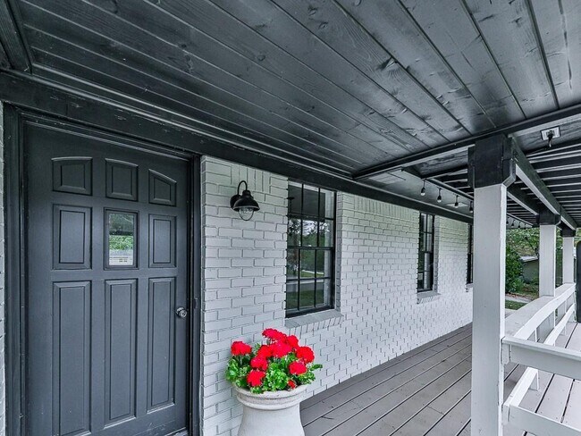 Building Photo - 421 Creek Valley Dr