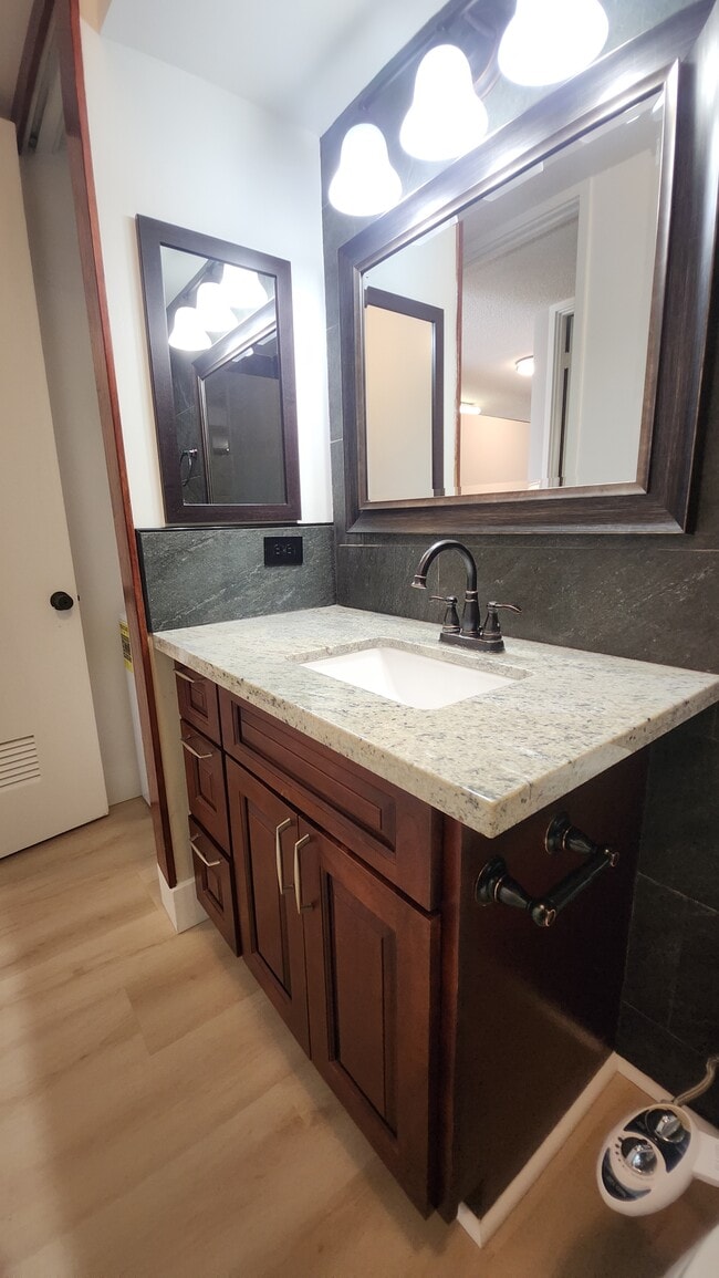 Building Photo - 469 Ena Rd