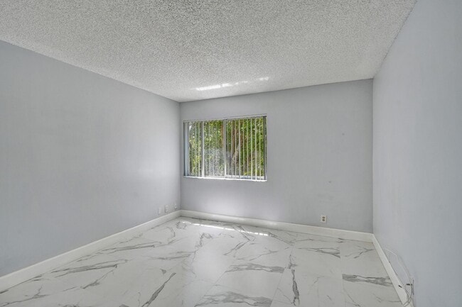 Building Photo - Renovated and Updated 2 Bed, 2 Bath Condo ...